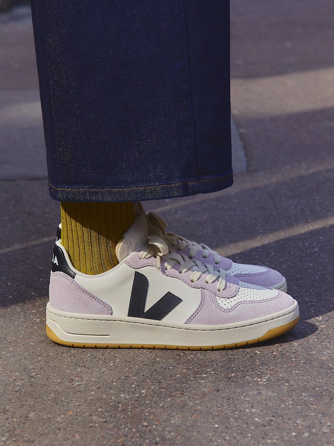 Veja V-10 Leather Pure Black Parme